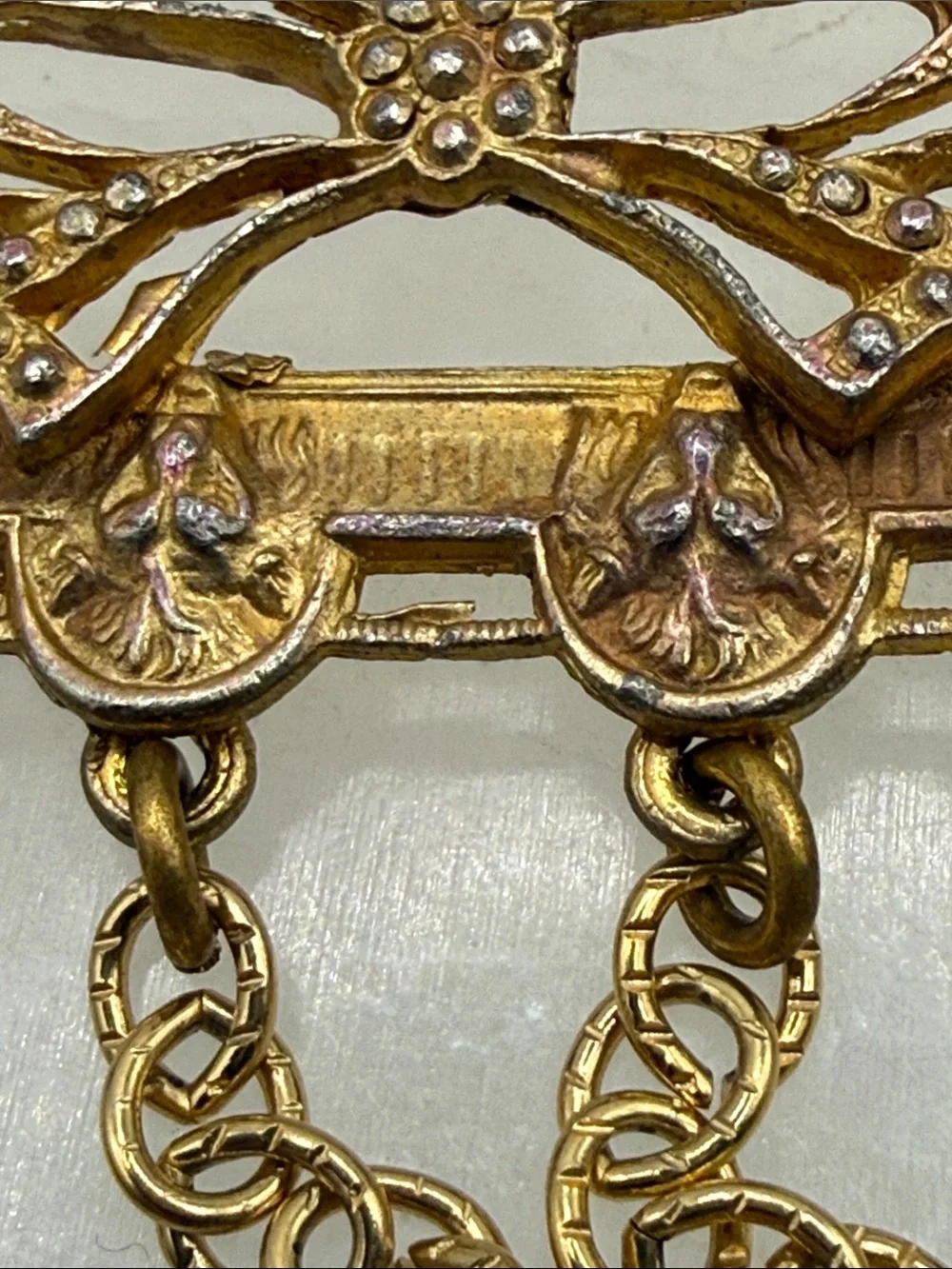 Vintage amazing Ornate Gold-Tone Filigree Bow Dangle lion art nouveau Brooch pin